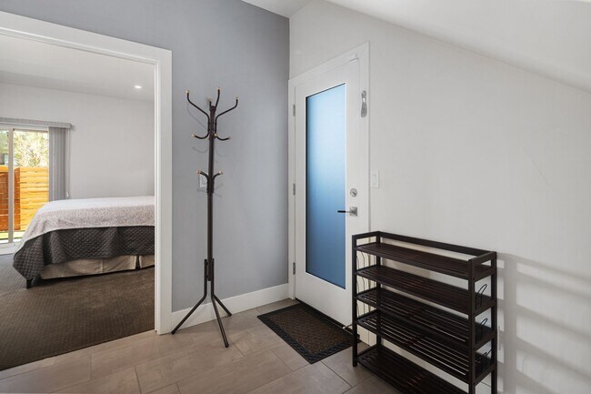 Building Photo - Downtown Executive Furnished Townhouse