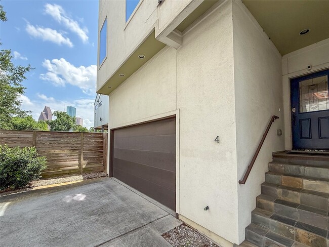 Building Photo - 1005 Bingham St