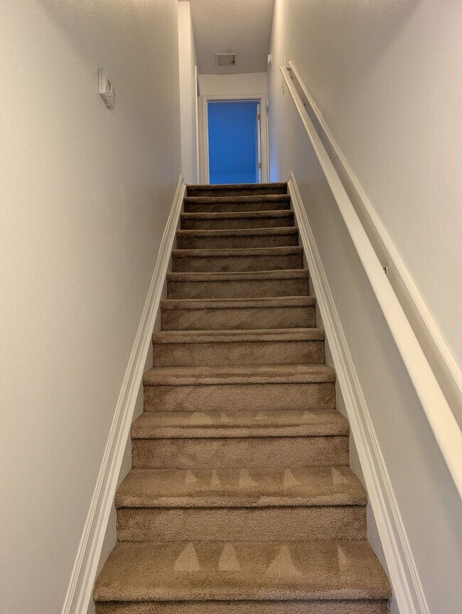 Building Photo - 546 Scrub Jay Dr