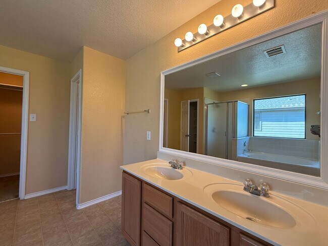 Building Photo - 2250 Howry Dr