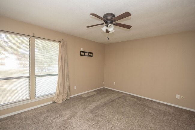 Building Photo - 15919 Golf Club Dr