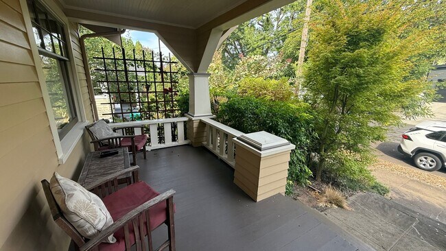 Building Photo - Beautiful Fully Furnished Home in Close-In...