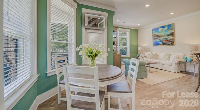 Building Photo - 16408 Holly Crest Ln