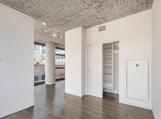 Building Photo - 718 S Clark St