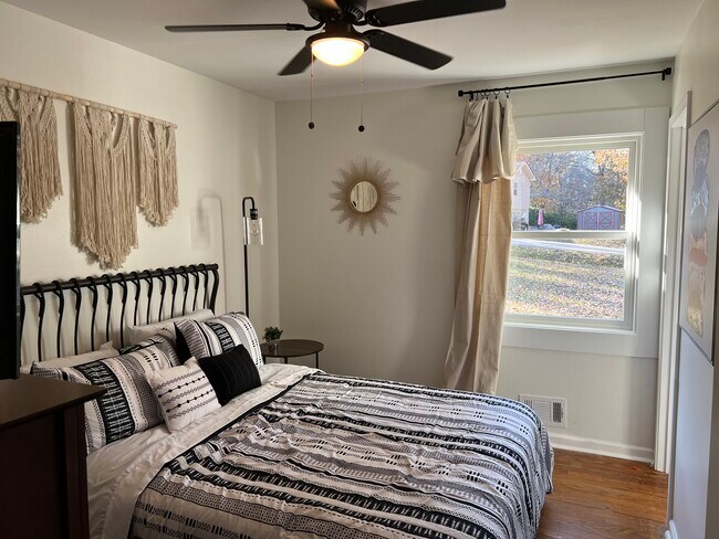 Building Photo - 4454 Roberta Cir