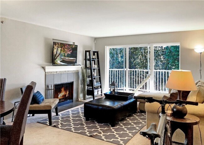 Building Photo - 3 Bedroom Mill Creek Condo!