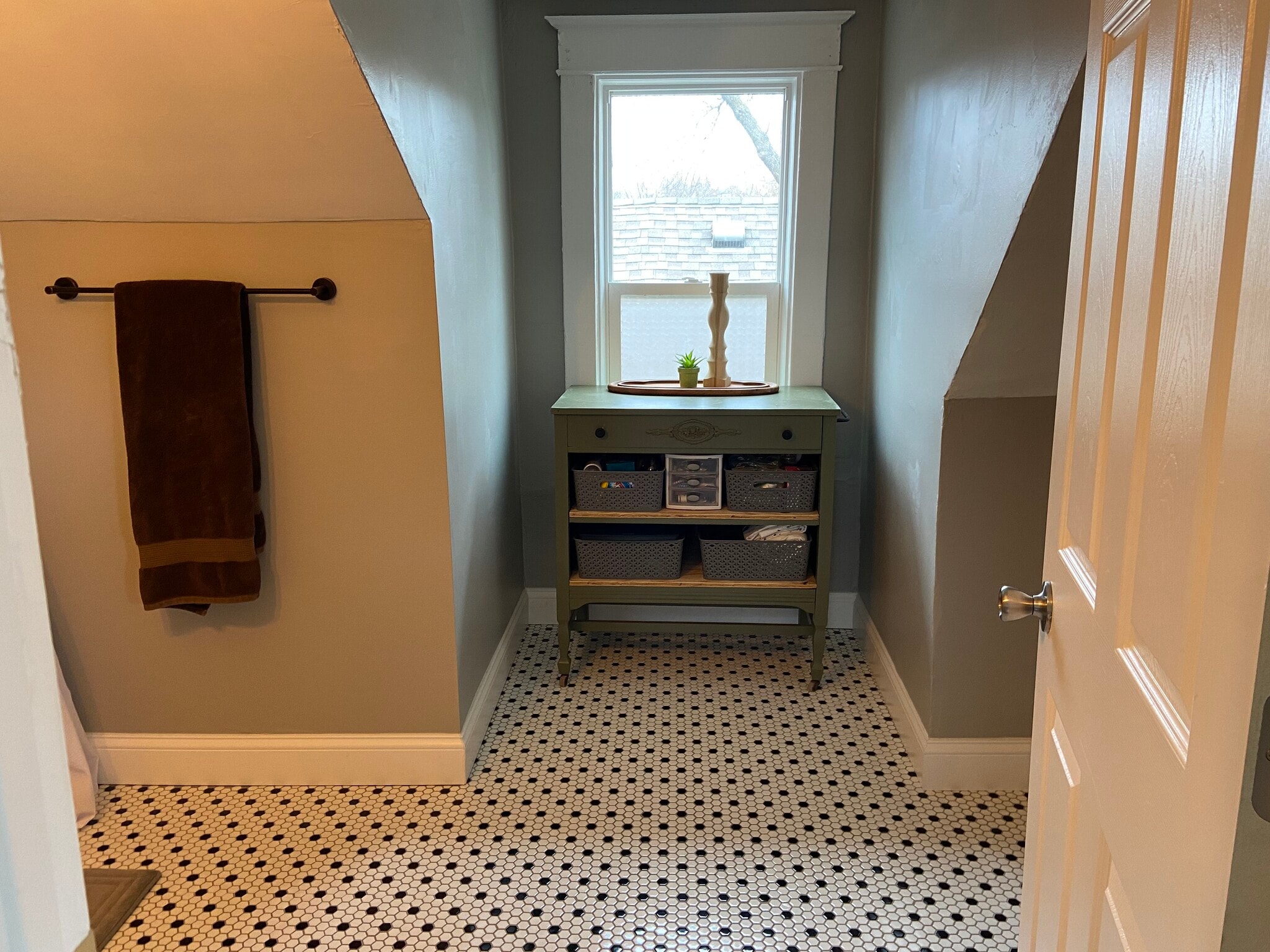 Very large recently updated bathroom - 479 Michigan St.