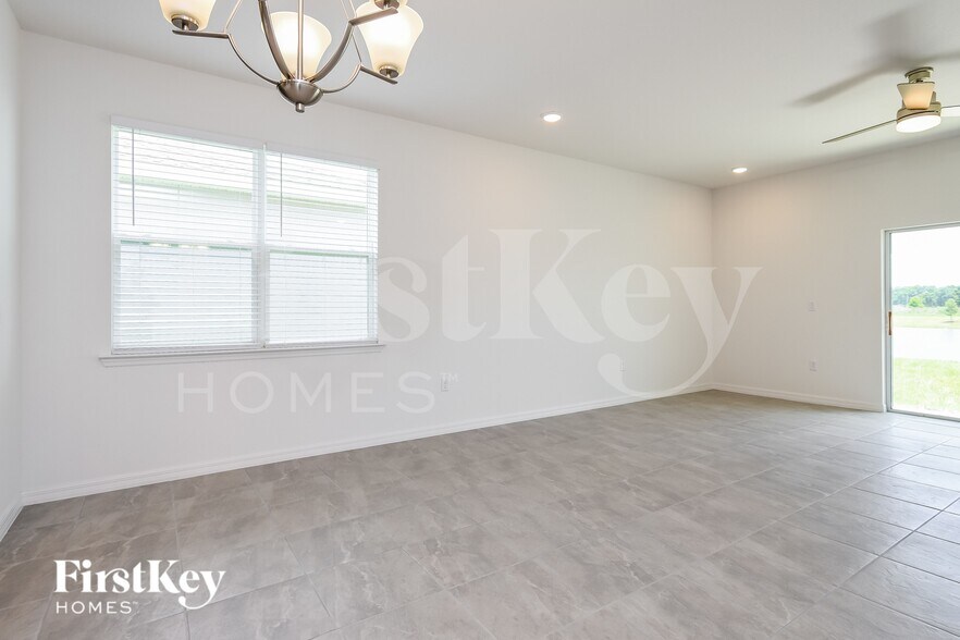 Building Photo - 1618 Isleta Lp