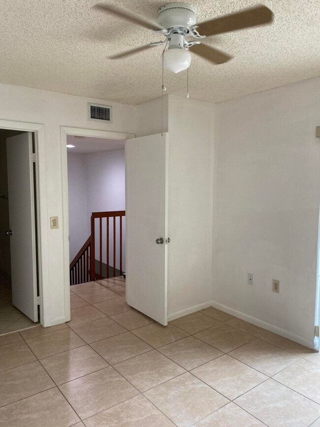 Building Photo - 222 Live Oak Ln