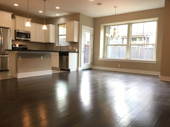 Building Photo - BEAUTIFUL TOWNHOUSE IN CRESTVIEW