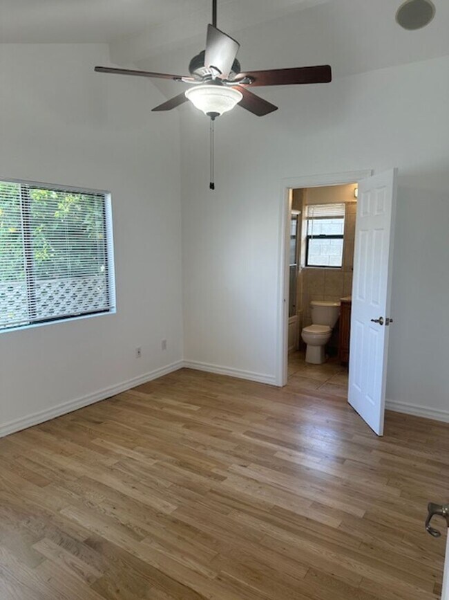 Building Photo - 304 N Francisca Ave