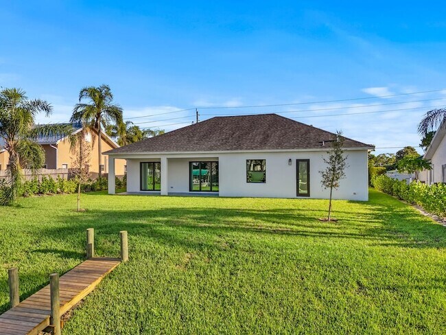 Building Photo - 632 SE Seahouse Dr