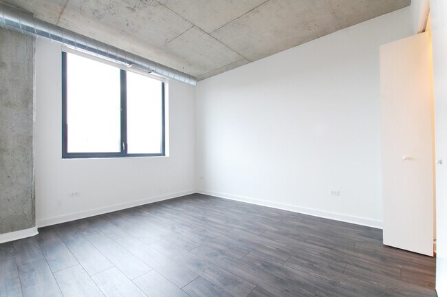 Building Photo - 1715 W Roscoe St