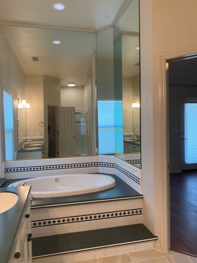 Building Photo - Beautiful Lakefront Home in the Vineyard! 55+ community