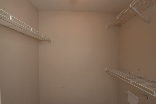 Building Photo - Charming Pepperidge Home with Fireplace & Large Backyard