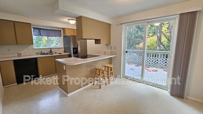 Building Photo - 1155 Silverleaf Ct E