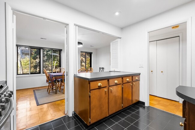 Building Photo - 110 Cross Keys Rd