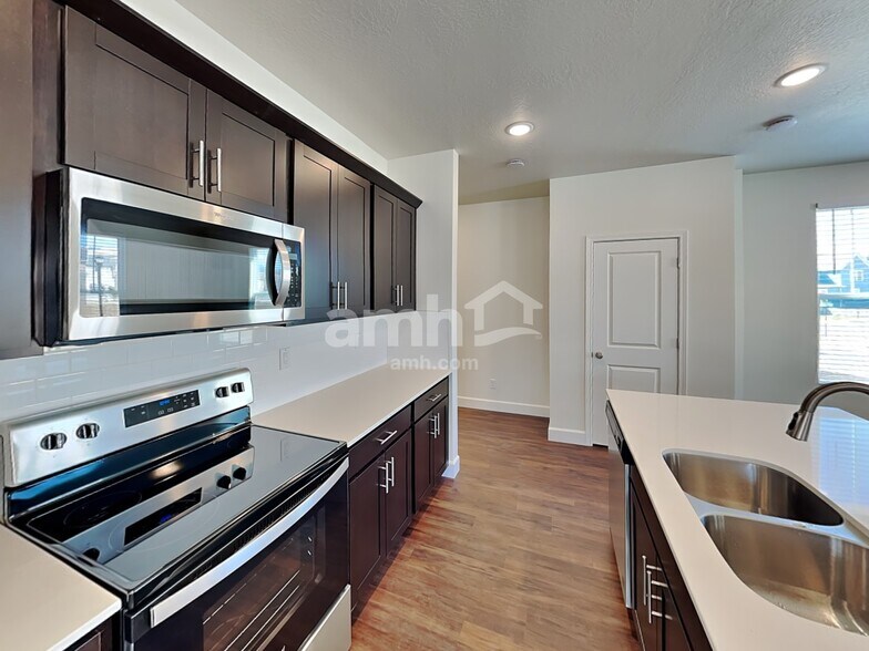 Building Photo - 11047 S Blue Byu Dr