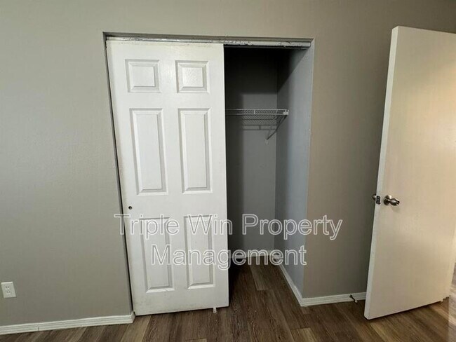 Building Photo - 513 Coachway Ln