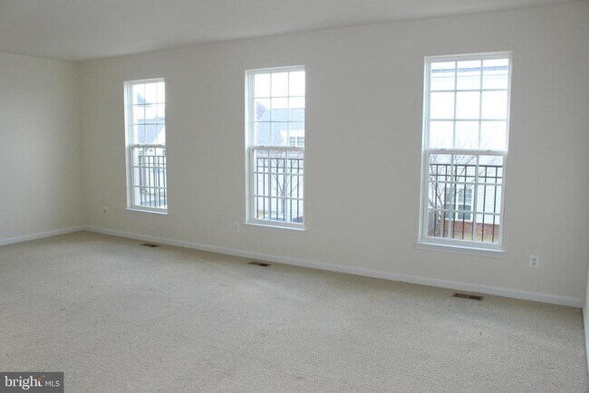 Building Photo - 13570 Village Green Dr