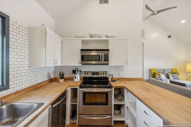 Building Photo - HISTORIC CHARM IN KING WILLIAM