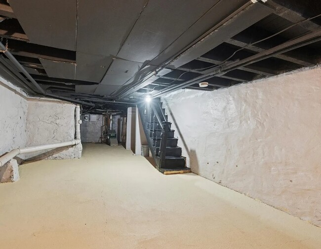 Building Photo - 2828 Winton St