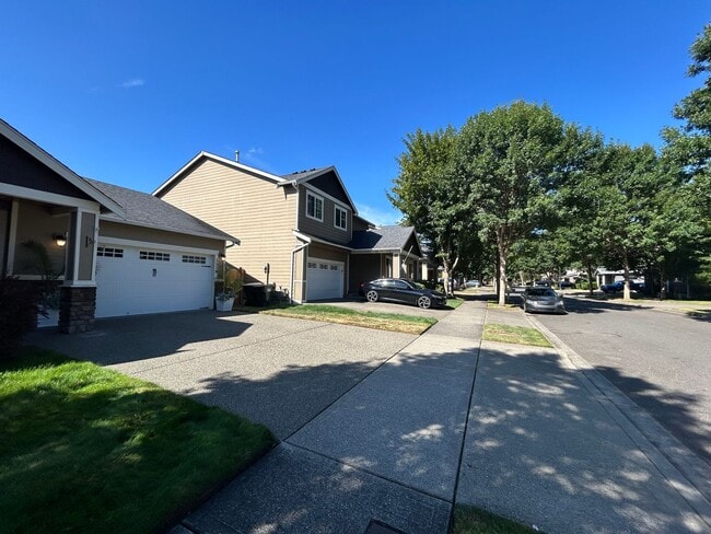 Building Photo - Gorgeous 3 BD, 2 BA House with 1 Car garag...
