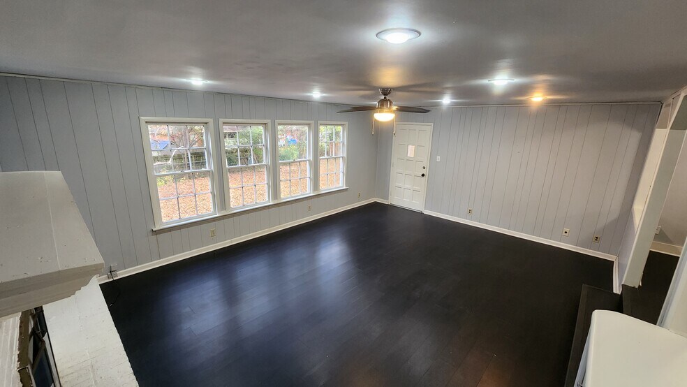 Den - 360 N White Station Rd