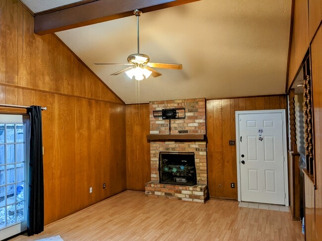 Building Photo - 1412 Hawk Tree Dr