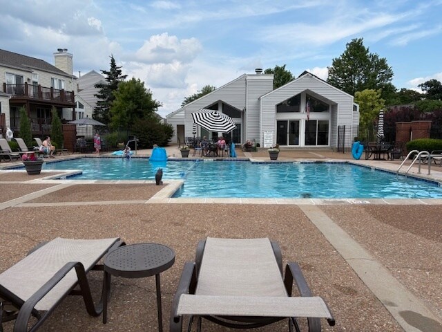Building Photo - West County 4th/ 3Bth Townhome