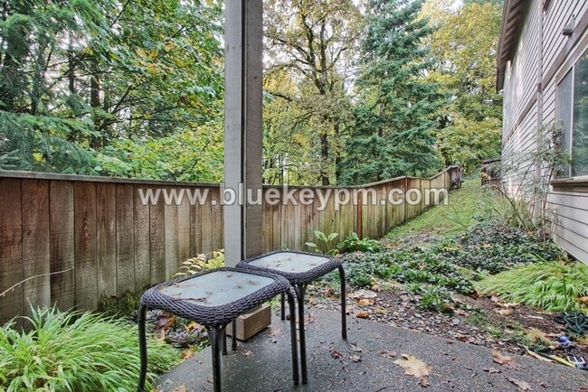 Building Photo - 5 Bedroom, 3.5 Bathrooms on a Culdesac, Wa...