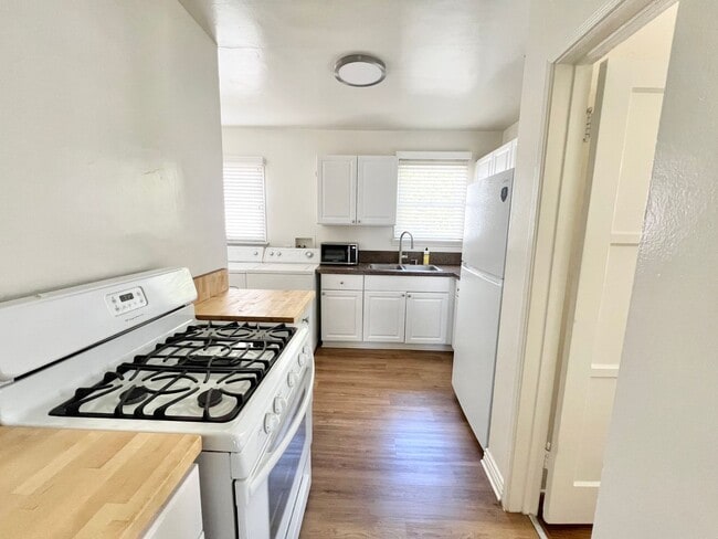 Building Photo - Charming 2-Bedroom Home with Hardwood Floors & Fireplace Near the Traffic Circle