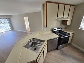Building Photo - 2/2 Condo in Mira Mesa with Easy Freeway A...