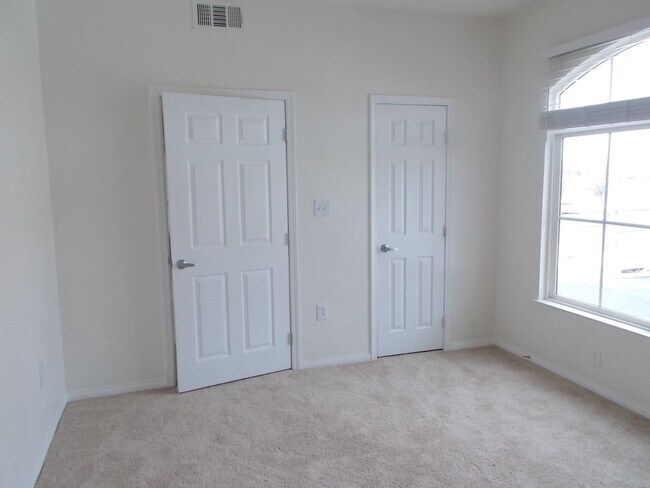 Building Photo - Precious Gem at Sedona on the Blvd!