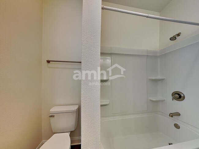 Building Photo - 900 Summer Stone Loop