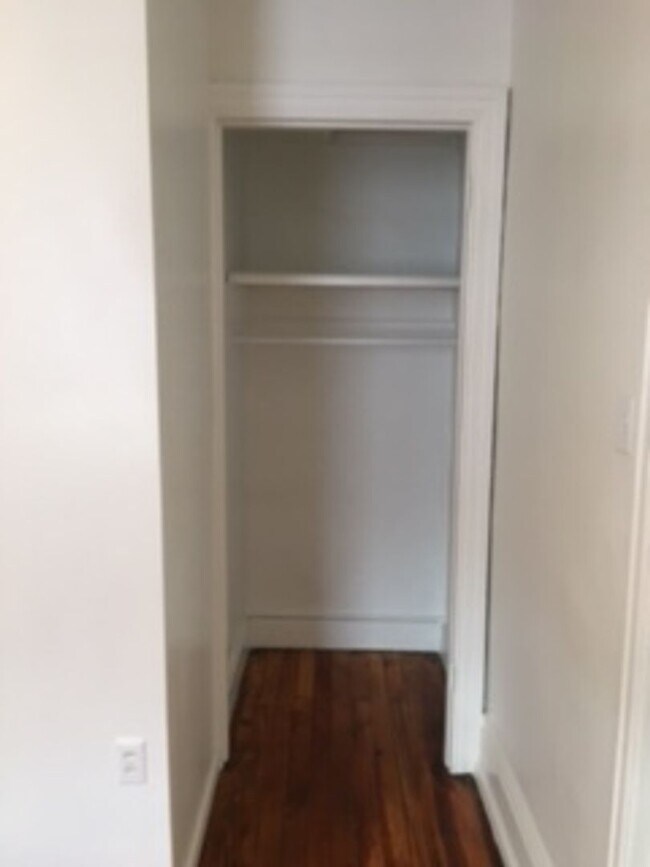 Building Photo - Video in Pics! West End of Town! Close to transportation, parks, and many amenities!