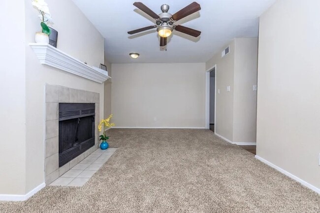 Building Photo - Elegant 2-Bedroom Near I-45 – Pets Welcome!