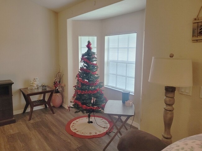 Building Photo - 3 bedroom, 2 bath rental in the Royal High...