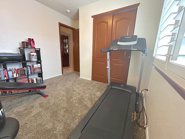 Building Photo - East El Paso 3bed/2bath Refrig A/C!