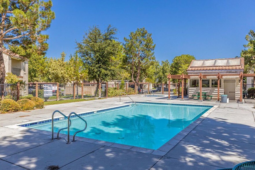 Building Photo - 2554 Olive Dr