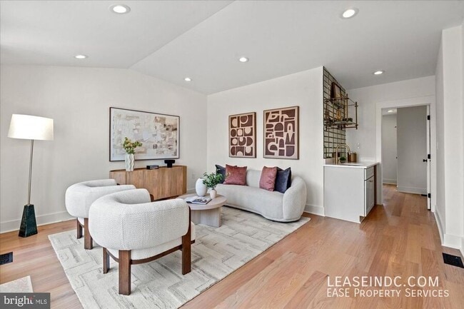 Building Photo - 1708 1/2 10th Street NW-