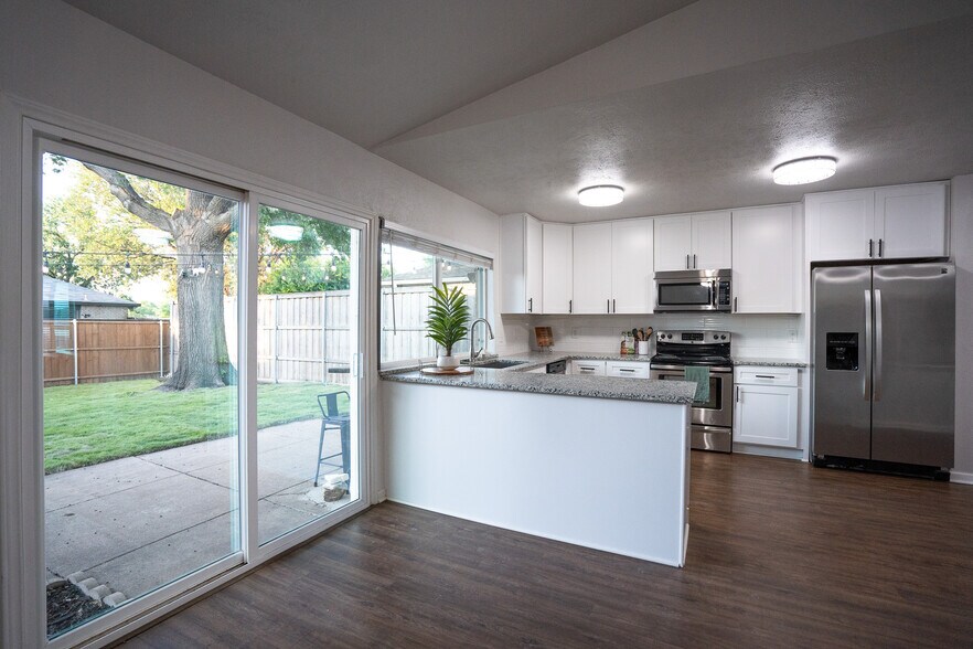 Building Photo - 5097 Roberts Dr