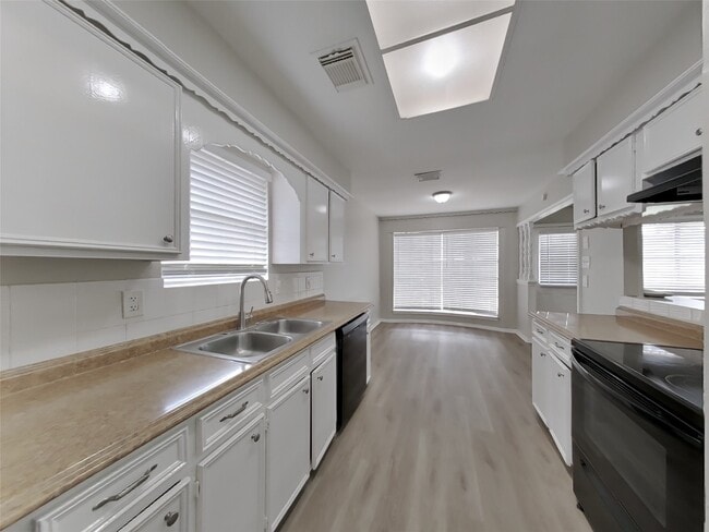 Building Photo - 16311 Green Shade Dr