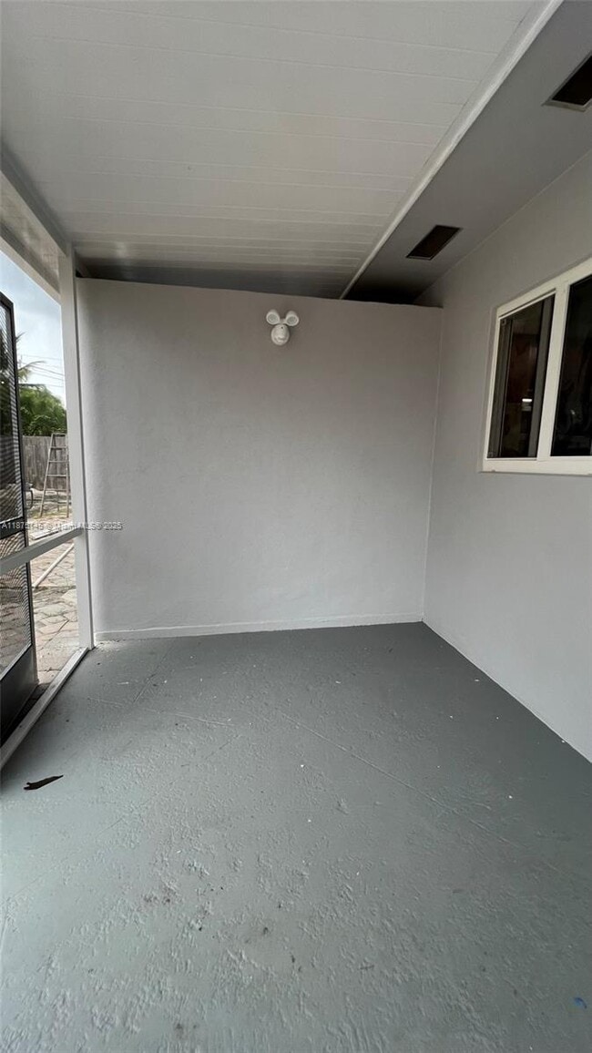 Building Photo - 2559 NE 10th Ct