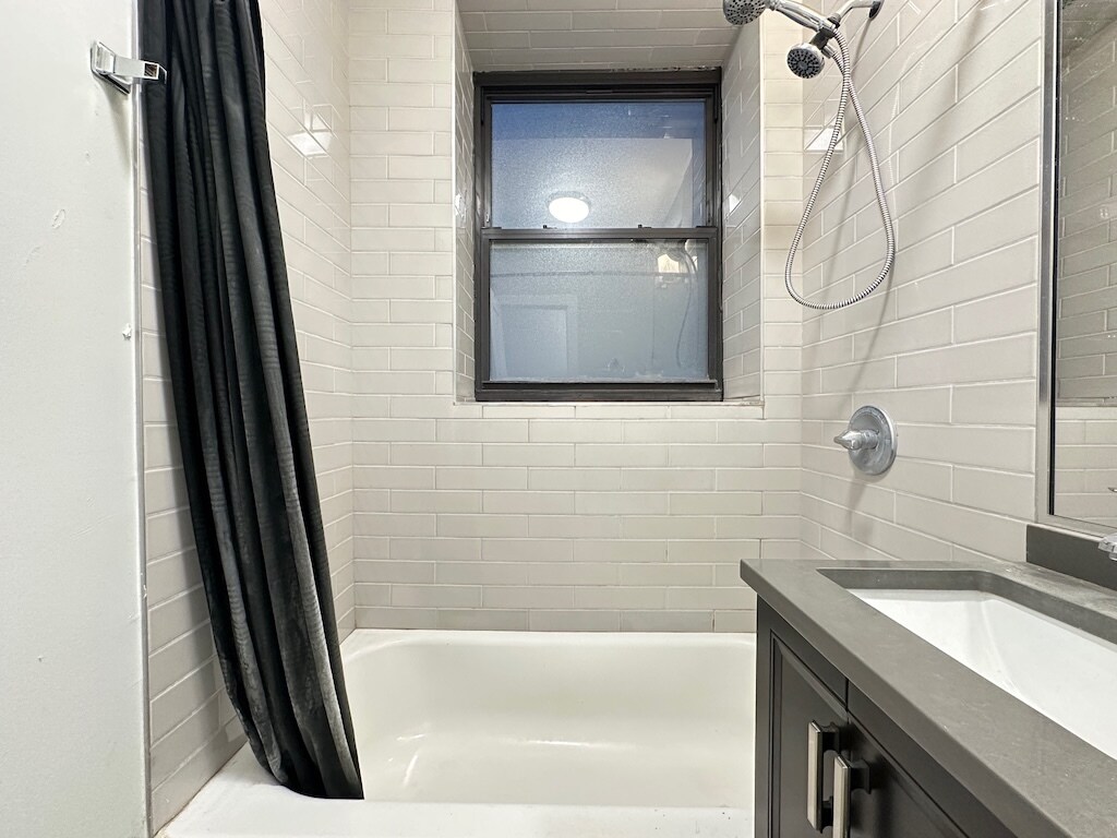 Building Photo - 712 W Brompton Ave