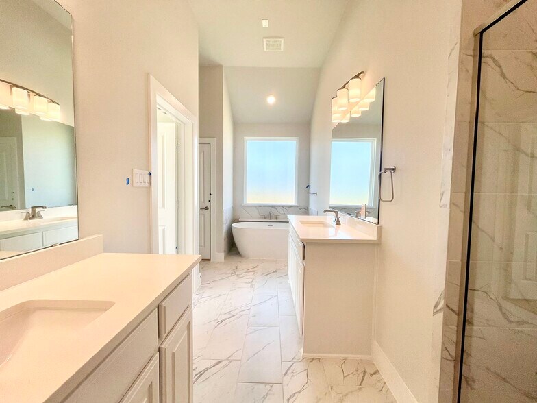Building Photo - 13733 Riola Dr