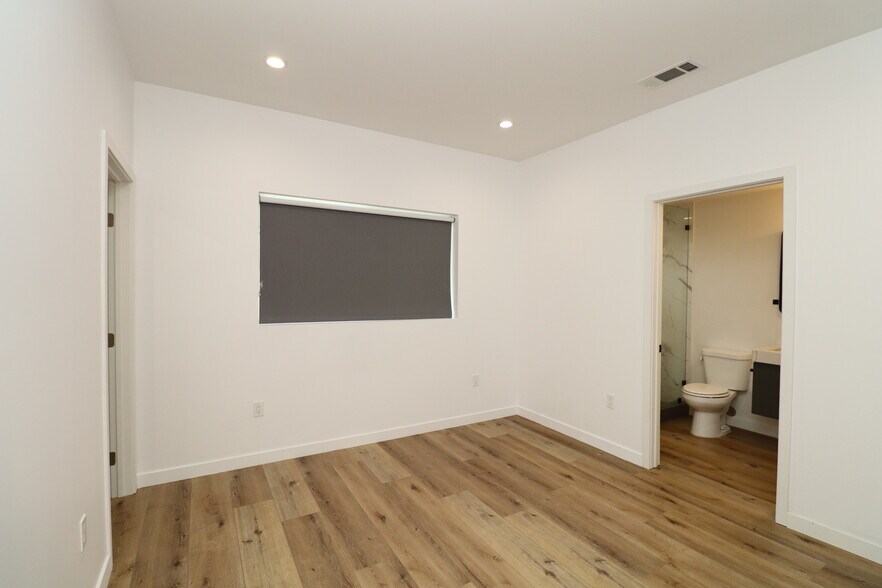Building Photo - 1845 Vineyard Ave