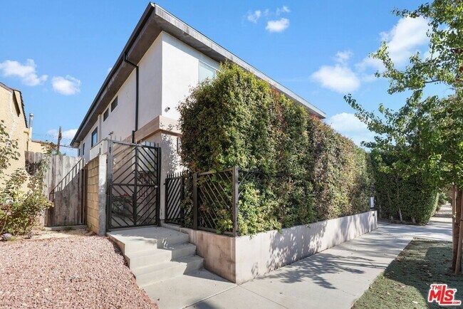 Building Photo - 838 N Mansfield Ave