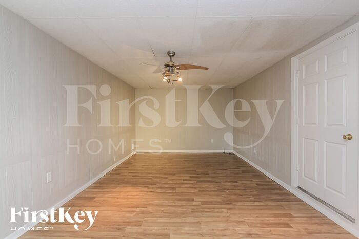 Building Photo - 221 Grovewood Dr