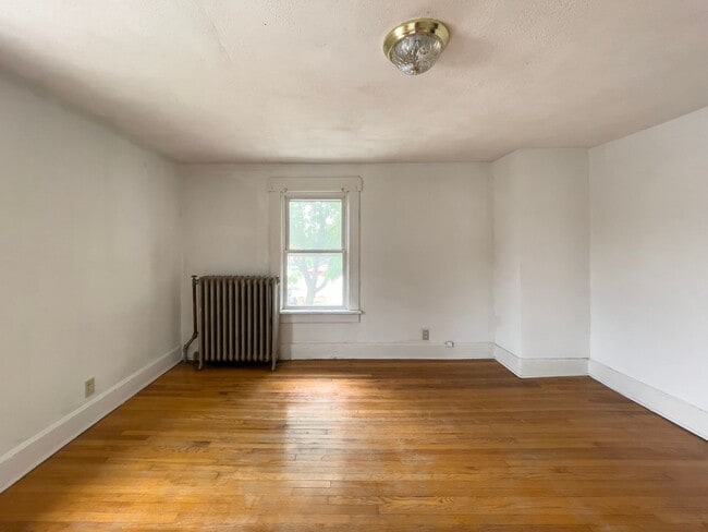 Building Photo - Space, Comfort & Location—Minutes from Ball State